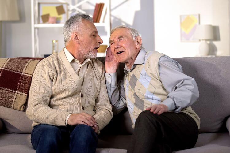 Pourquoi une personne âgée ne parle plus ? Causes et solutions